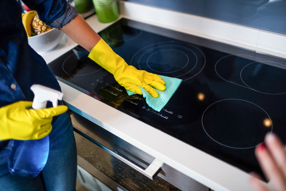 limpando fogões com limpador multiuso