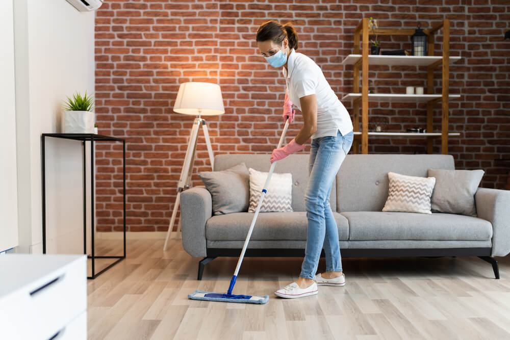 mulher limpando pisos de madeira